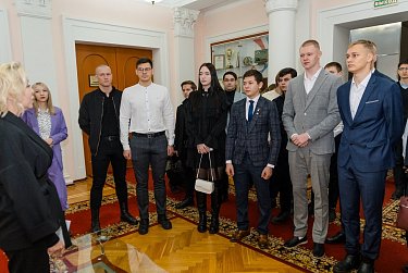 Для студентов ОГУ провели экскурсию по областному парламенту